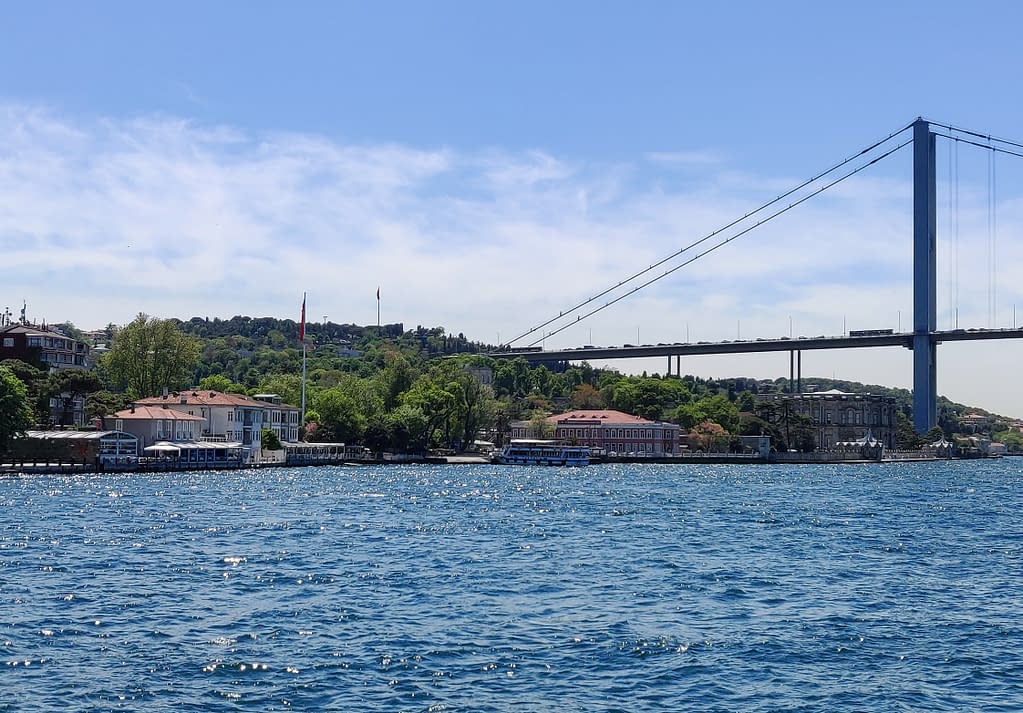 Ravintola Villa Bosphorus vasemmalla ja Beylerbeyin Palatsi oikealla Aasian puolella Istanbulissa.