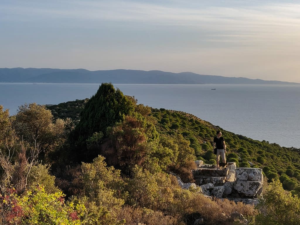 In this photo we should see the smallest island of the Princes´ Islands, Tavşan Adası. Is it that small black dot visible farther at the sea, on the left? Or does the size of the sea confuse us, as Tavşan Adası is only 0,004 km2 (= less than half an hectare) in size.