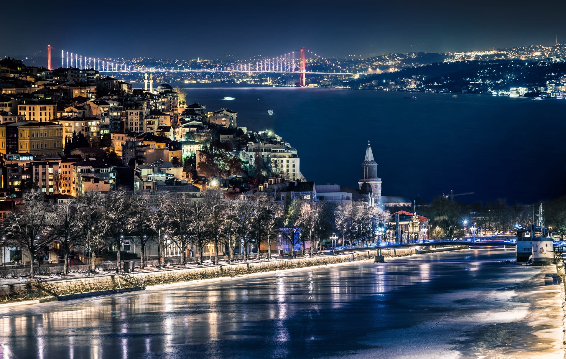 Yhdistelmäkuva öisestä Turusta ja Istanbulista joka on tehty Photoshopilla