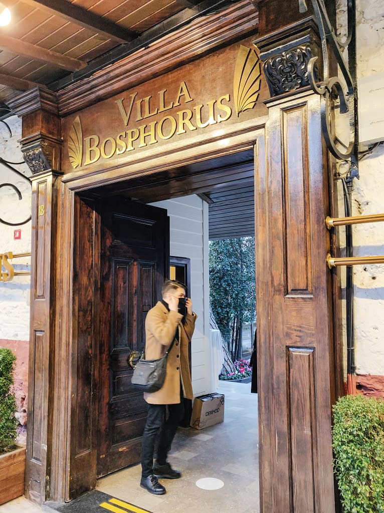 Ravintola Villa Bosphorus Aasian puolella Istanbulissa.