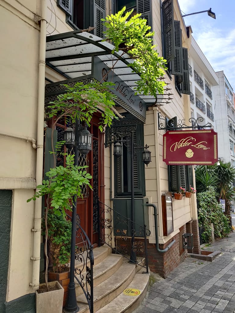 Perinteinen Viktor Levi -viiniravintola Kadıköyssä Istanbulissa.