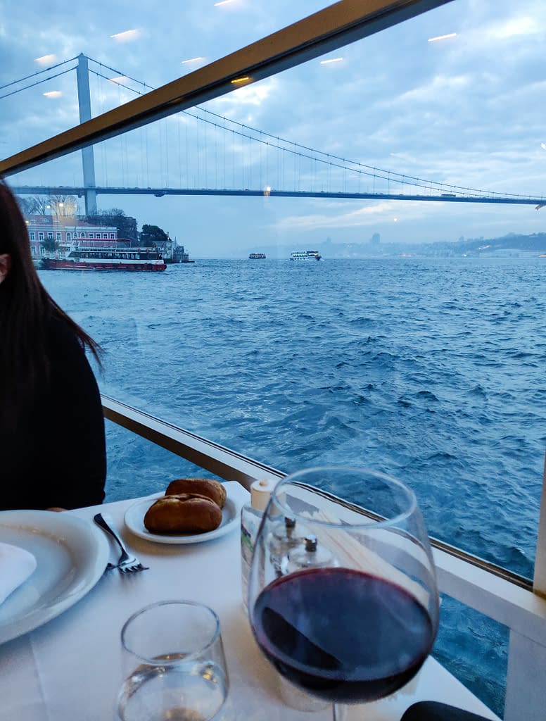 Sininen hetki Ravintola Villa Bosphoruksessa Aasian puolella Istanbulissa.