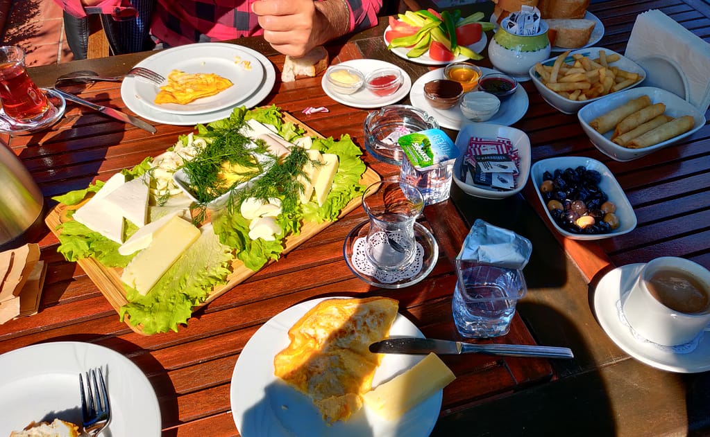 Aurinkoinen turkkilainen aamiainen kauniissa puutarhassa hyvässä seurassa Polonezköyssä.
