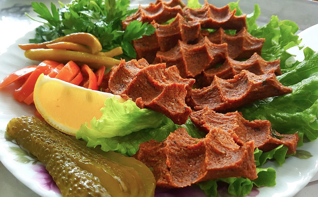 ”Köfte” eli lihapulla on arkiruokaa Istanbulissa, mutta siitäkin löytyy erilaisia versioita. Tässä ”Çığ Köfte”, joka on perinteisesti raa ´ asta lihasta valmistettu mausteinen lihapulla. 
