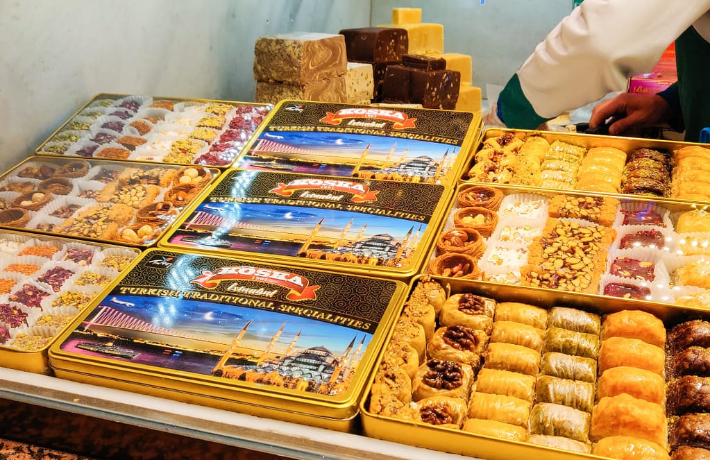 In addition to other treats, you can also get baklava in nice metal boxes, perhaps as a souvenir from your trip to Istanbul – easy, beautiful, and delicious.