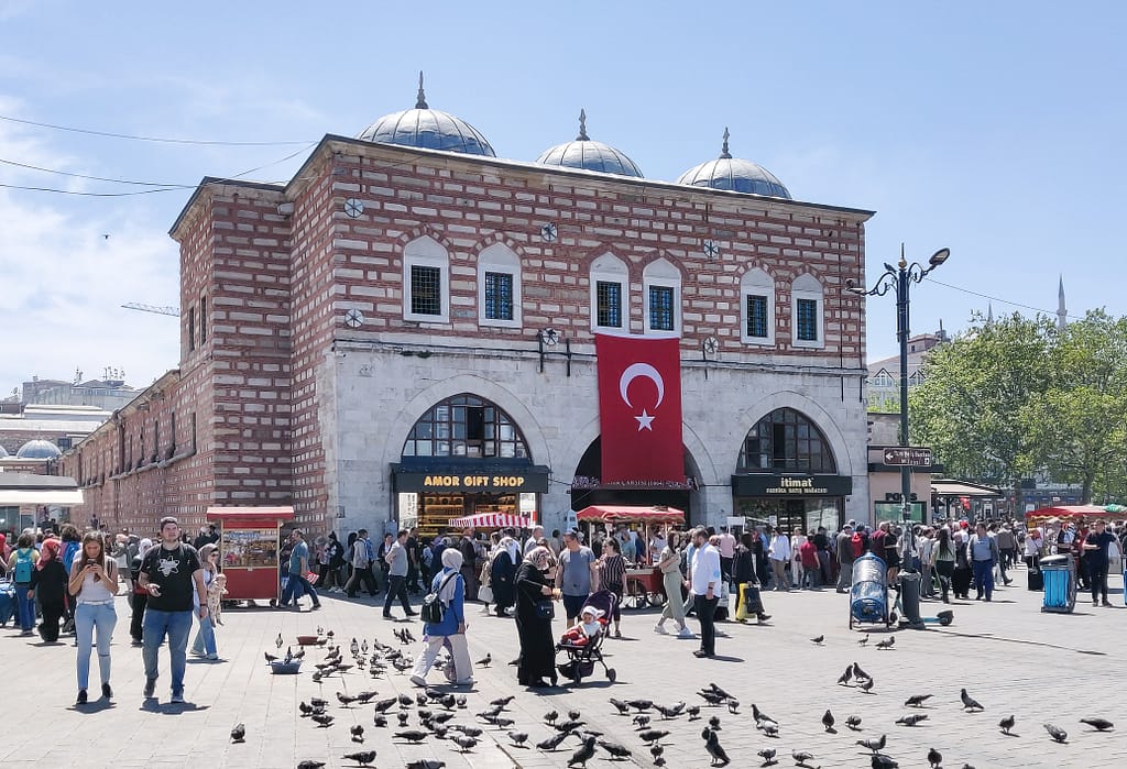 Ravintola Pandeli sijaitsee Maustebasaarin toisessa kerroksessa Istanbulissa Turkissa.
