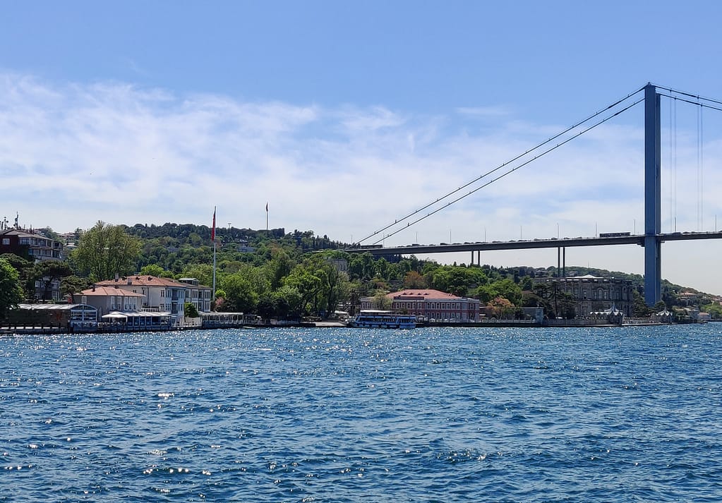 Ravintola Villa Bosphorus vasemmalla ja Beylerbeyin Palatsi oikealla Aasian puolella Istanbulissa.