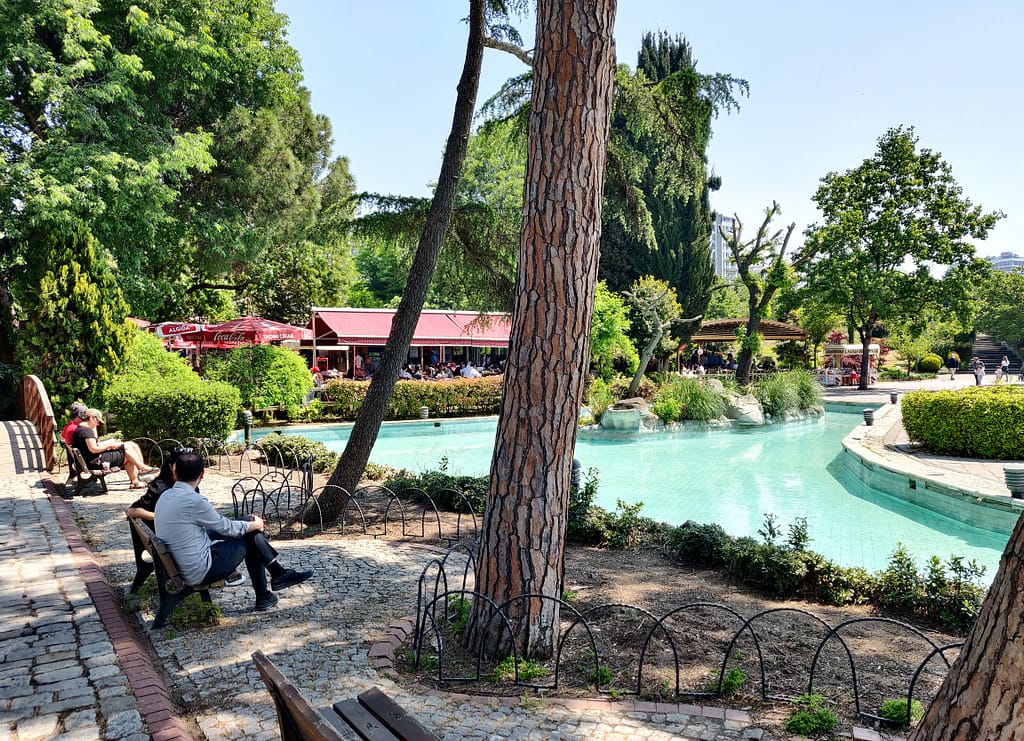 Vapauden puisto (Özgürlük Parkı), joka  sijaitsee Kadıköyn alueella Aasian puolella Selamiçeşmen kaupunginosassa Istanbulissa.