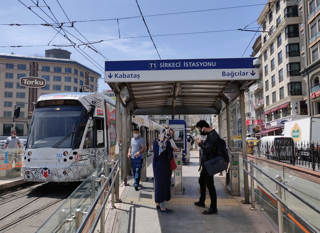 Raitiovaunu (Kabataş-Bağcılar) Eminönüssä Istanbulissa Euroopan puolella.