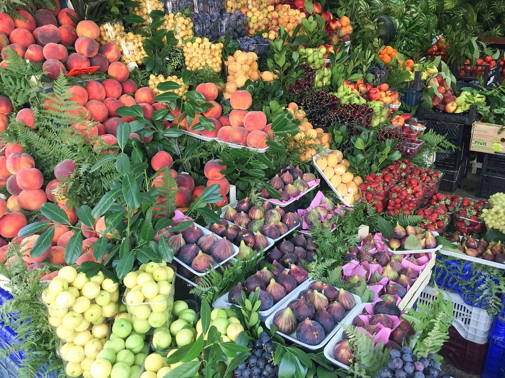 Suotuisan ilmaston takia eritoten tuoreita kasviksia ja hedelmiä on saatavilla läpi vuoden Istanbulissa.