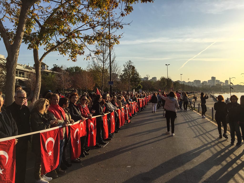 Atatürkin muistopäivä Marmaranmeren rannalla Fenerbahçessa.