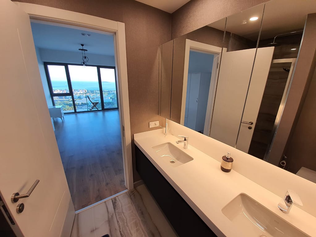 Toinen kylpyhuone ja näkymä makuuhuoneeseen ja Marmaranmerelle Istanbulissa.