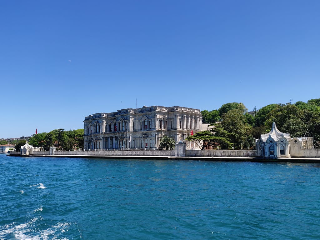 Beylerbeyin palatsi ja Bosporinsalmi, Istanbul, Aasian puoli.