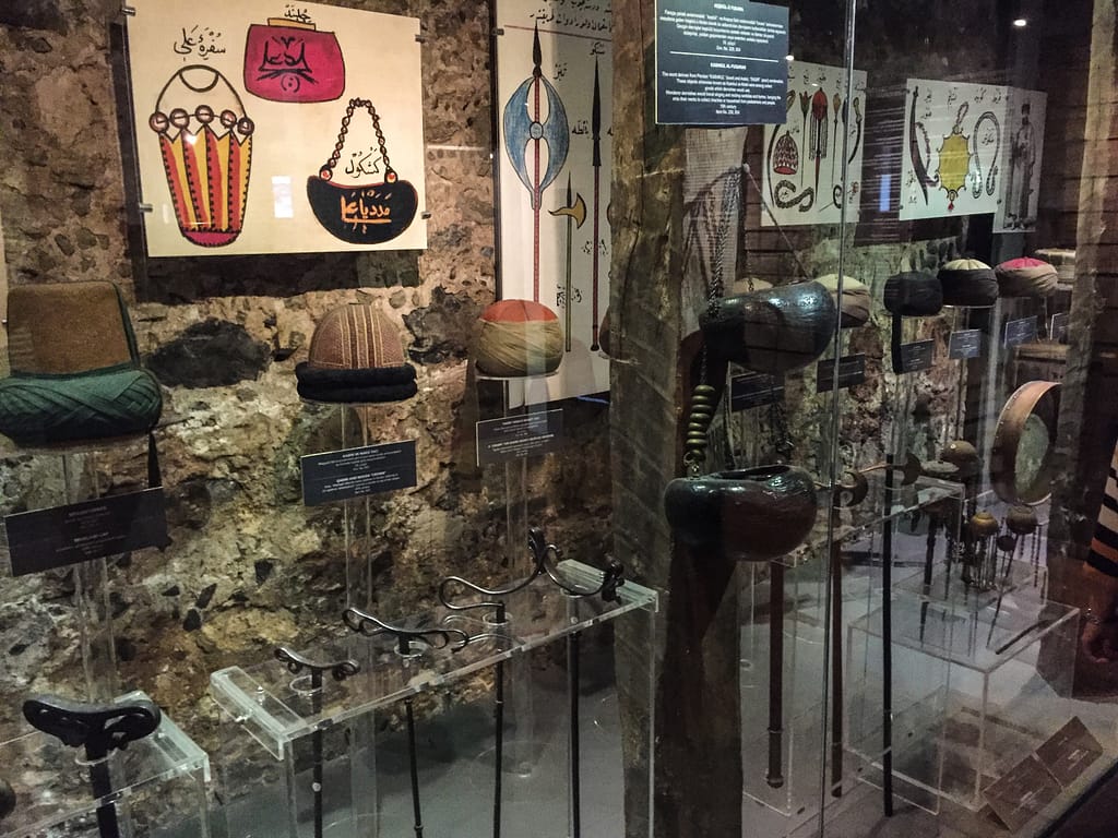 Suufien esineistöä Galata Mevlevi-museossa Istanbulissa Beyoğlussa.