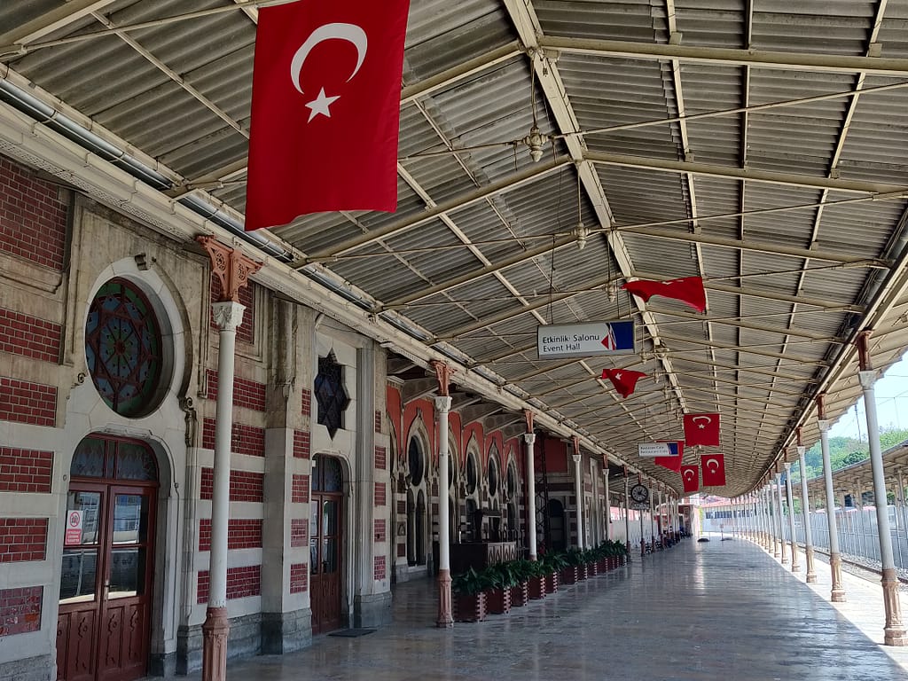 Agatha Christien klassikkoteoksestakin tuttu, historiallinen Idän pikajunan (Orient Express) asema Sirkecissä Istanbulissa Euroopan puolella. Juna matkasi Pariisista Istanbuliin 80 tunnissa jo vuonna 1888.