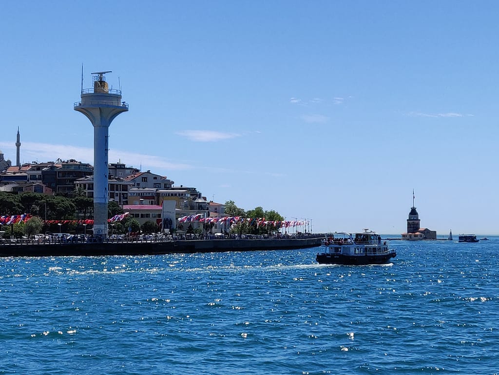 Üsküdar ja Neidon torni (Kız Kulesi) Istanbulissa Aasian puolella.