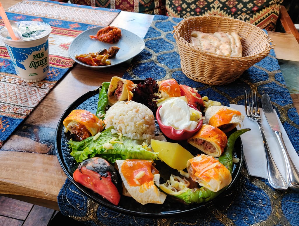 Tyypillinen arkipäivän turkkilainen ateria Istanbulissa: tuoreutta, värejä, ”Lavaş"-leipää ja ”Ayran”-juomaa (jogurtista, suolasta ja vedestä sekoitettu terveellinen juoma). 