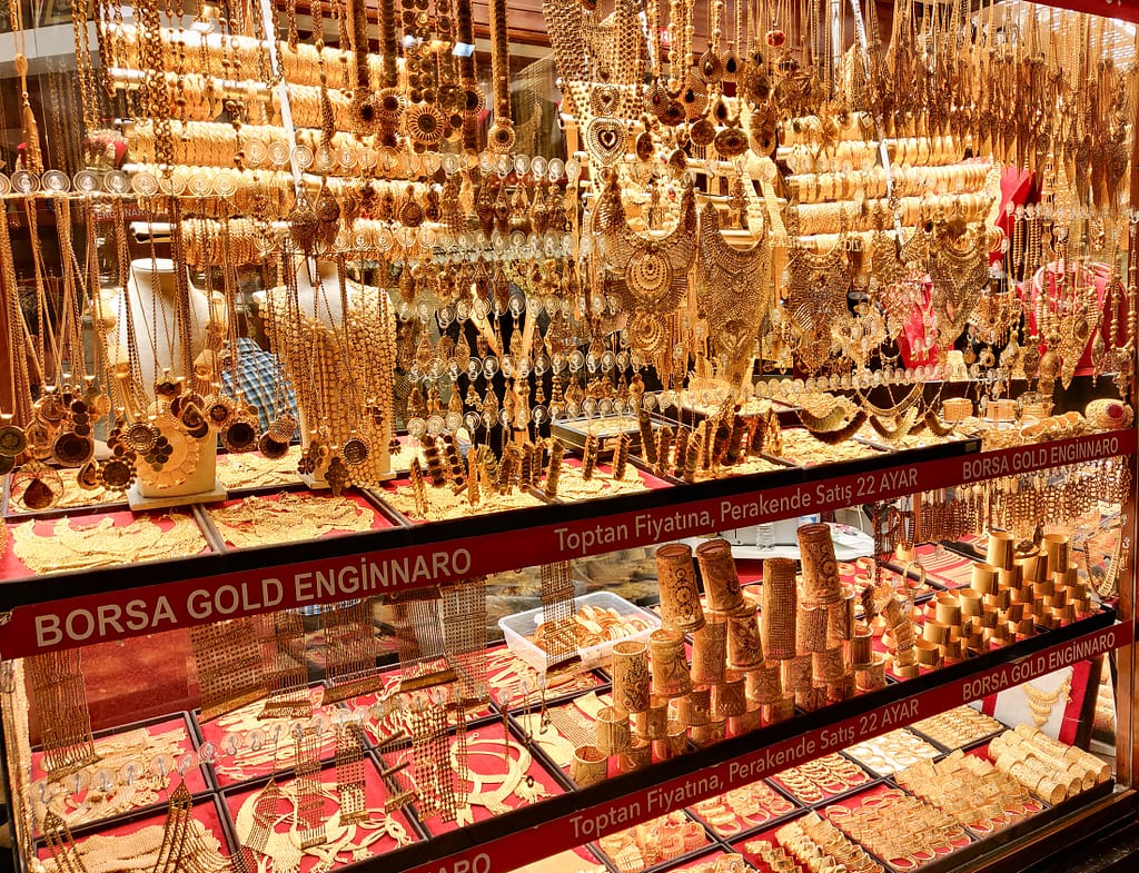 Kultakauppa Suuressa Basaarissa Istanbulissa.
