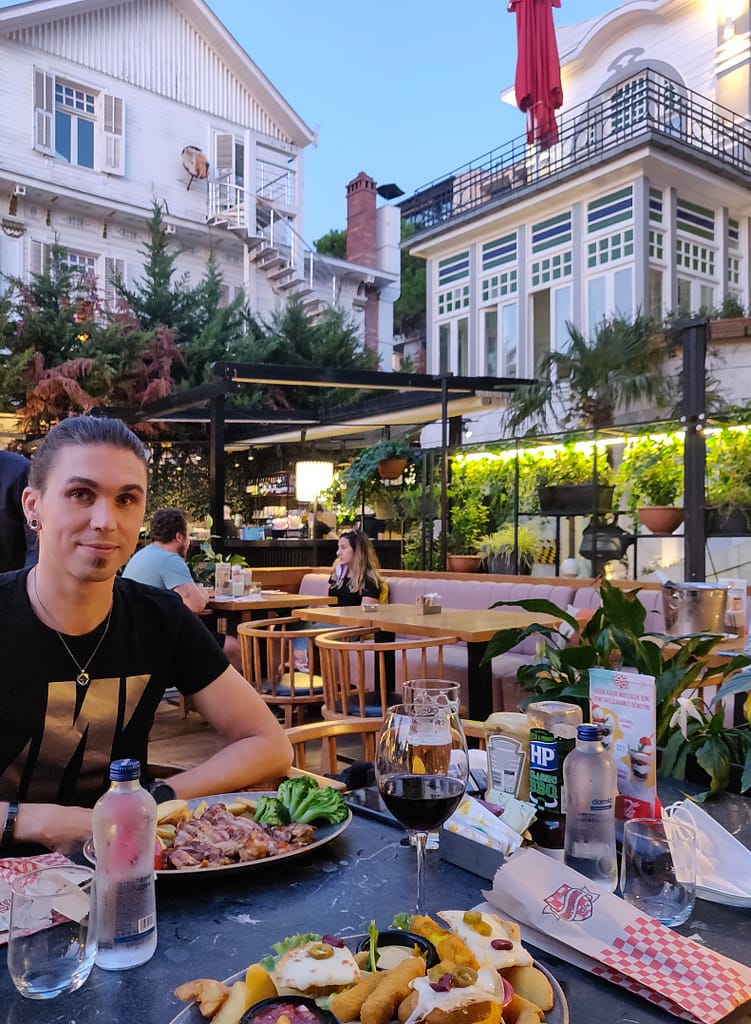 Happy Moon's Cafe Kalamişin venesatamassa, Fenerbahçessa, Istanbulin Aasian puolella.