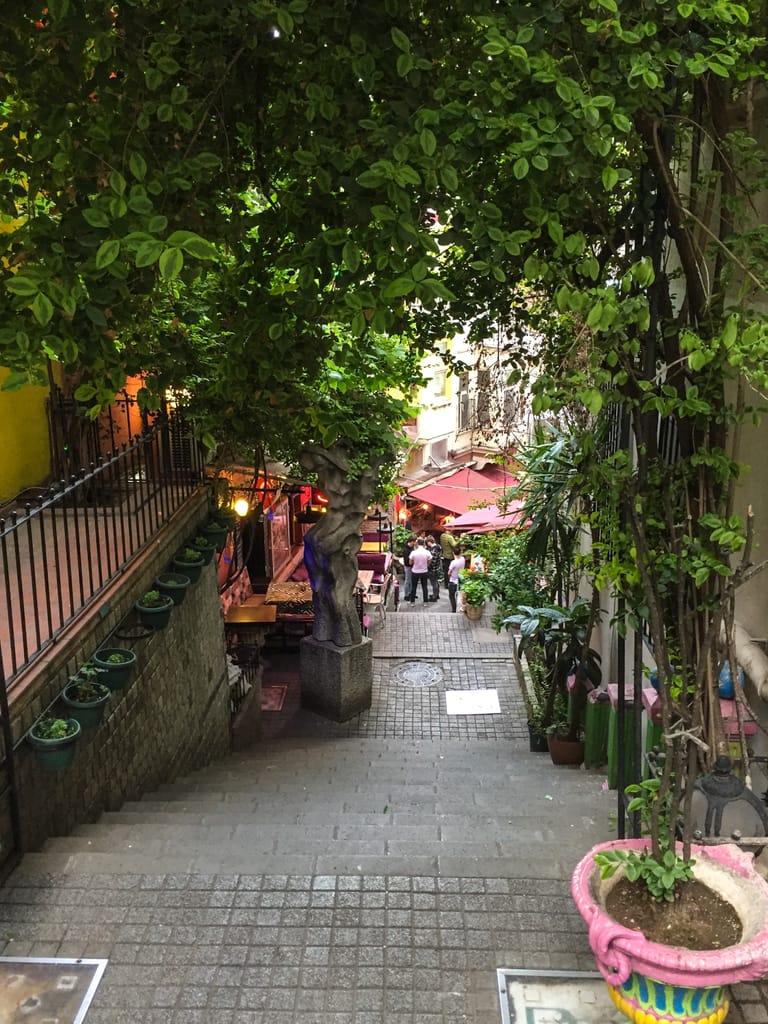 Sisäänkäynti jyrkälle ja värikkäälle Cezayir kadulle Hayriye Caddesilta.