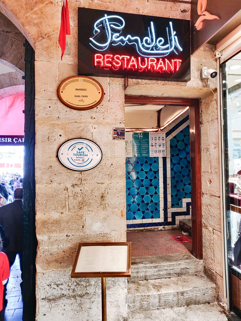 Ravintola Pandelin sisäänkäynti Maustebasaarissa Istanbulissa.