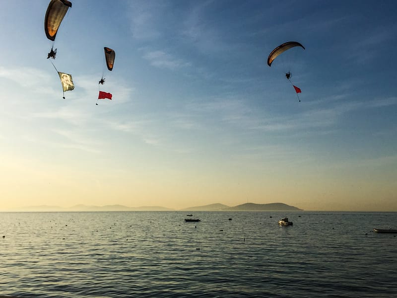Liitovarjot lentävät Marmaranmeren yllä Atatürkin muistopäivänä.
