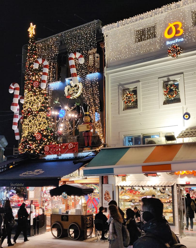 In Kadıköy, on the Asian side of Istanbul, you will find this charming and atmospheric New Year's delicacy shop with a long tradition. This Şekerci Cafer Erol has been in operation since 1807.