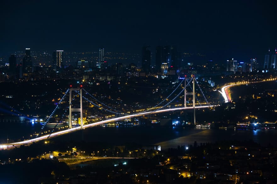Istanbulin Bosporinsilta ja Levent-liikekaupunginosa yöllä