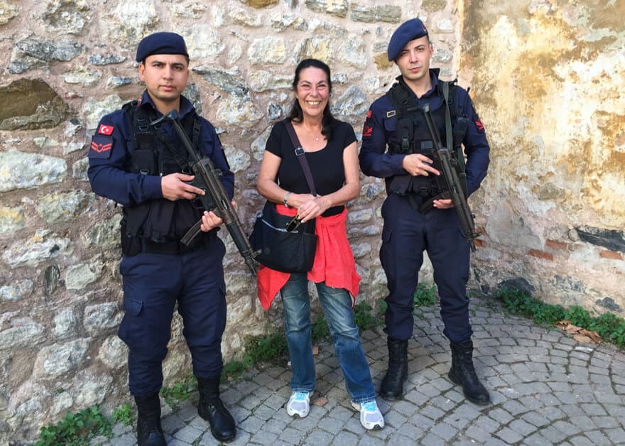 Aseistetut Topkapi-palatsin vartijat ja toinen bloggaaja Zeynep
