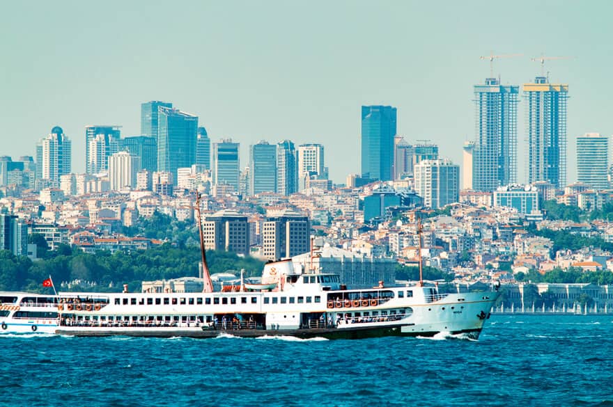 Suuri lautta kulkee Bosporinsalmella taustallaa Leventin liikekaupunginosa Istanbulissa